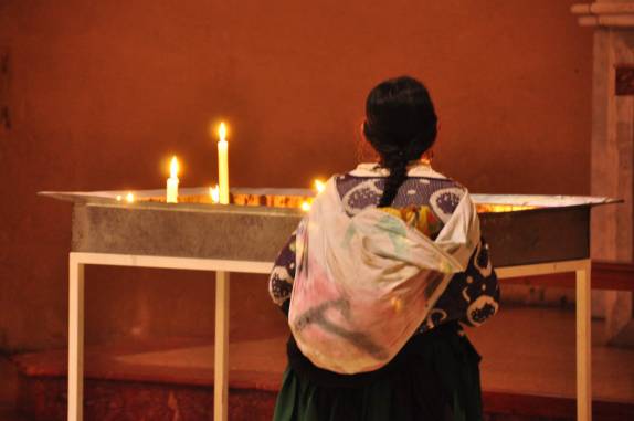 Oração na Catedral de Cuenca, no Equador